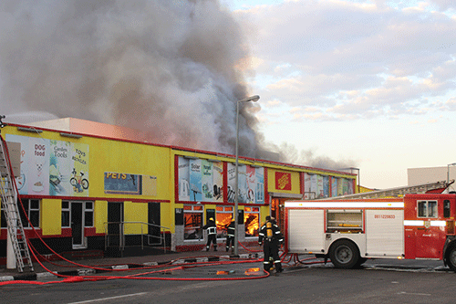 Massive fire destroys Walvis business 