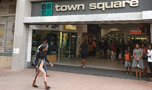 Struggling economy leaves Town Square empty…lack of anchor tenant and recession blamed for exodus