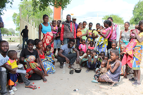 Repatriated Angolan migrants return
