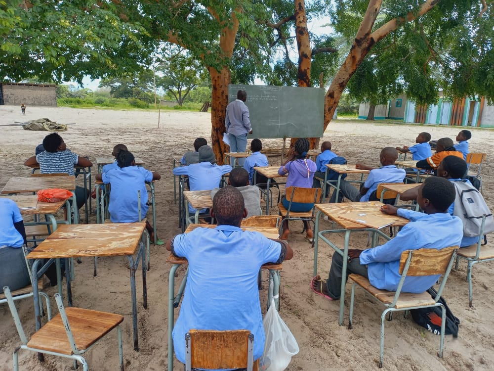 Zambezi school resumes under tree