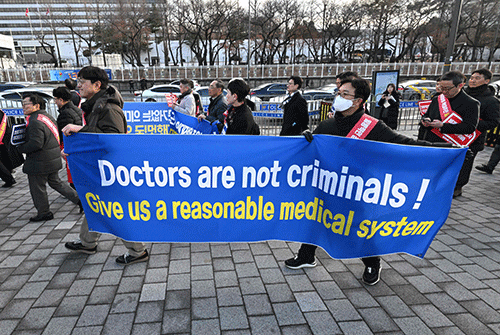 South Korea striking doctors at risk of prosecution