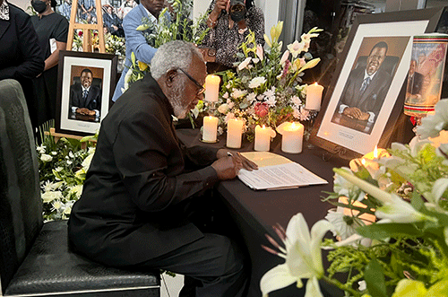 Nujoma signs Geingob book of condolences