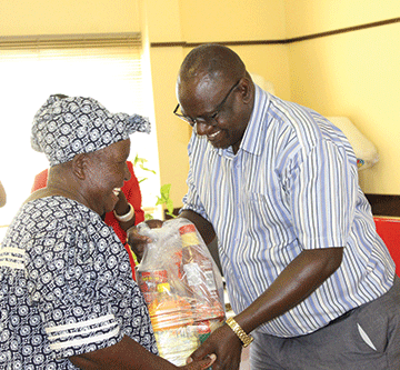 Moses /Garoëb elders grateful for food donation