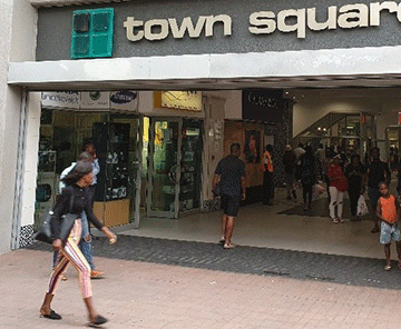 Struggling economy leaves Town Square empty…lack of anchor tenant and recession blamed for exodus