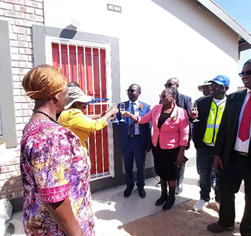 Uutoni hands over 33 houses at Tsandi