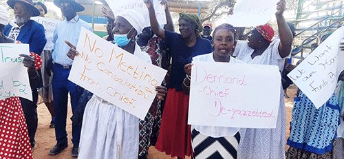 Knives out for under-fire chief  /Gaseb