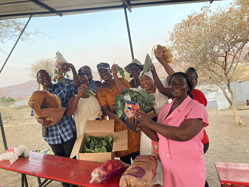 Mix women provide food to kindergarten
