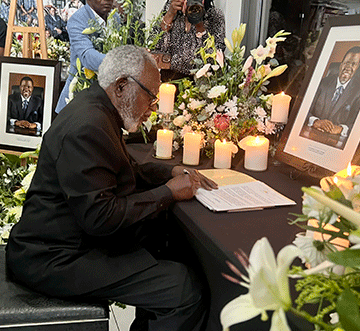 Nujoma signs Geingob book of condolences