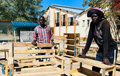  Pallets furniture put bread on table