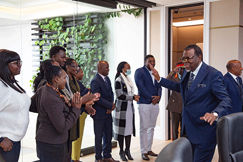 president !Hūb di ǁûb ge ǂhanub sîsenaona ǂâuǀoasasib !nâ sîsensa ra ǂgaoǀkhā