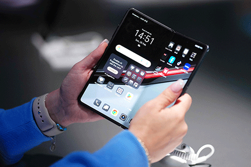 Smartphone-makers  bet on AI to boost sales