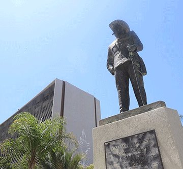 statue1 Von François statue to fall