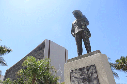 Von François statue to fall