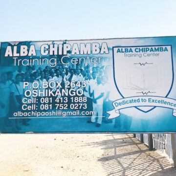 Students Aalongwapangi koAlba Chipamba ya gandja uusama kosikola