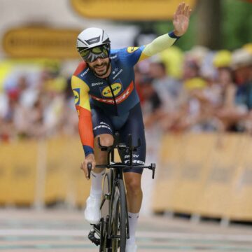 Cyclist fined after kissingwife at Tour de France