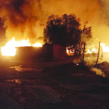 Komsberg fire destroys reed houses 