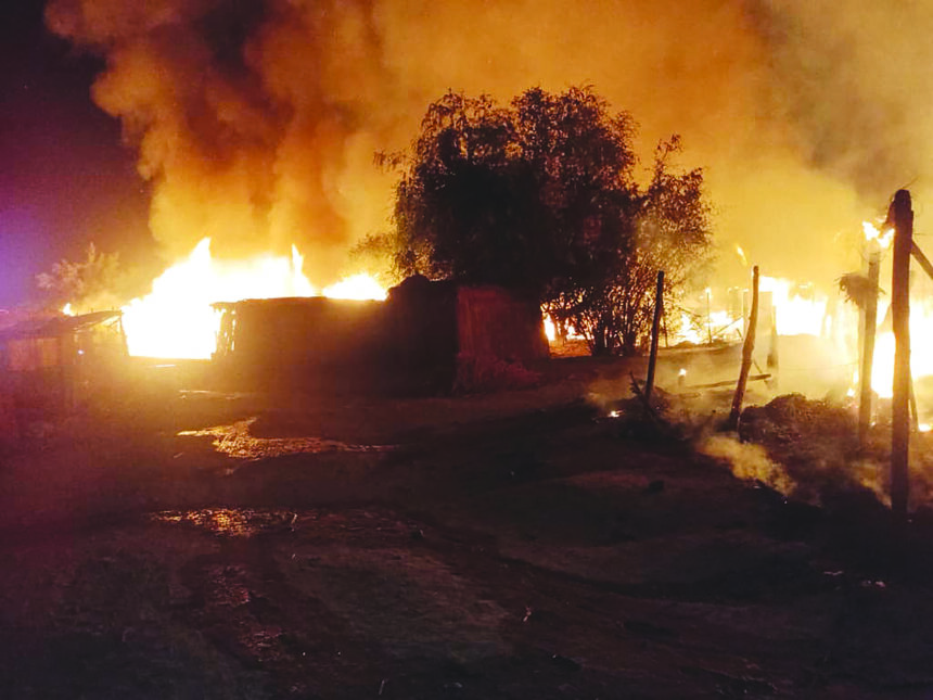 Komsberg fire destroys reed houses 