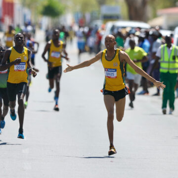 Miles jpg Dam, Armas win Powersave street mile