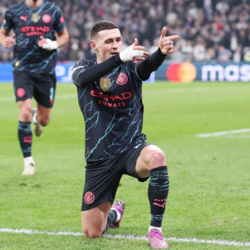 City crush Ipswich as United, Tottenham lose again 