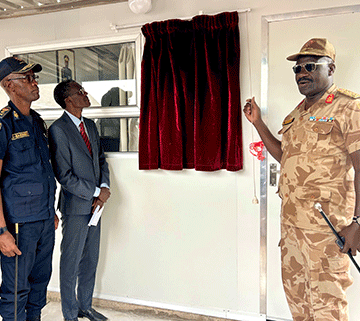 Oosasiona dhopolisi 14 dha tungwa koomilliona N$300