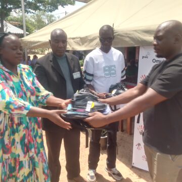 Exif_JPEG_420 Omuhoko Trust donates uniforms to Singalamwe school