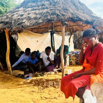 A tidha omukadhi noyana yahetatu megumbo …‘Otwa ningi omasiku tatu lala pekota lyomuti. Kakwa li twi ihole shili okwa thindilwa a hokokane ndje po konima sho a kwata ndje koonkondo’