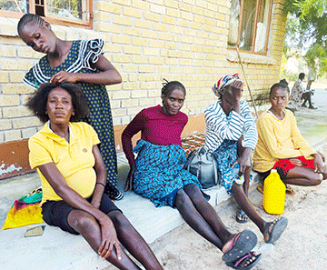 Onghalo yohanana naina mEngela …Ovakainhu opo va pulumuna otava tauluka oyana neehanana pomake, vamwe mewalanda ohava nangala peenailona da yalwa pedu