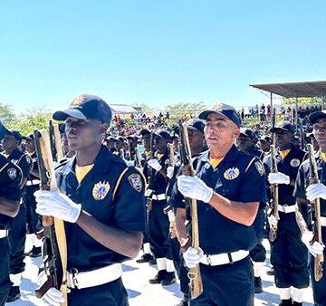 Presidente ota pititha mo aapolisi 1 800