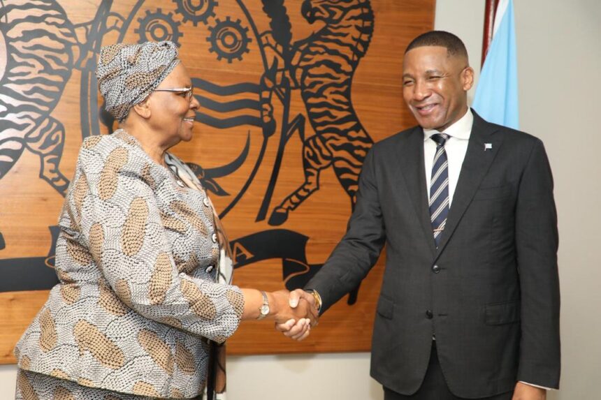 Nam, Bots ponder joint oil refinery 
