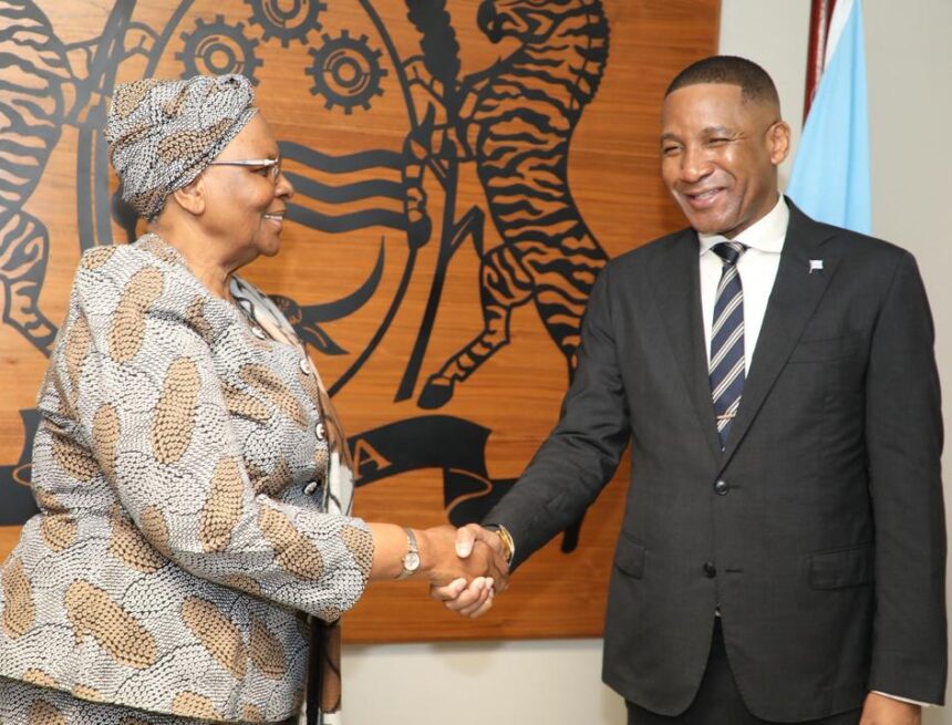 Nam, Bots ponder joint oil refinery 