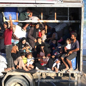 Israeli bombards Gaza City as Palestinians fle