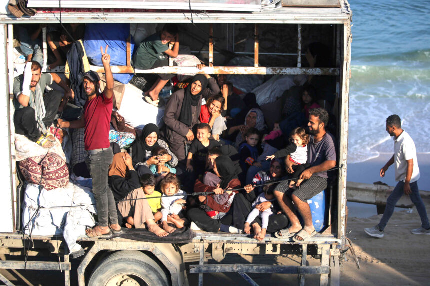 PALESTINIAN-ISRAEL-CONFLICT Israeli bombards Gaza City as Palestinians fle