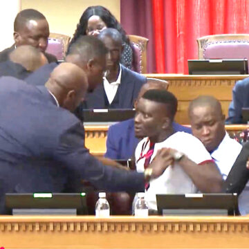 Jeans Amupanda sticking to waering jeans in the chamber