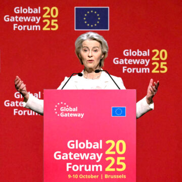 EU woos developing nations at investment forum