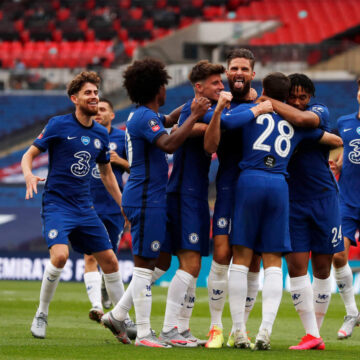 Chelsea pounce on De Gea errors to book Cup final berth