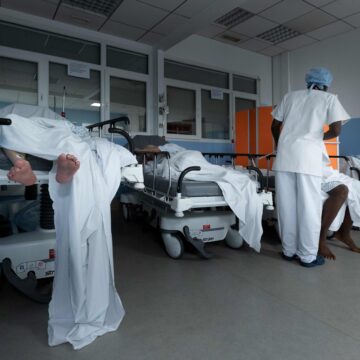 France says up to 500 virus clusters 