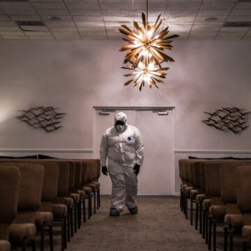 Funeral worker spends life dealing with virus deaths 