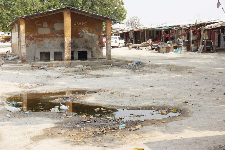 Stench-ridden compound draws flak