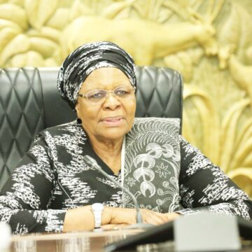 NNN a ka dimbuluka efiku lemanguluko lAngola pamwe naLourenço 