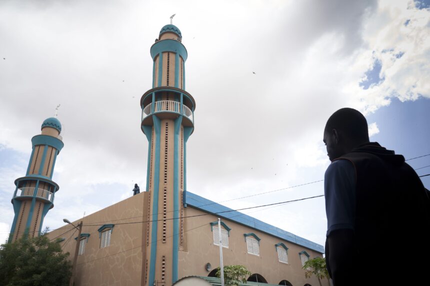 Mali opposition declares truce ahead of regional talks