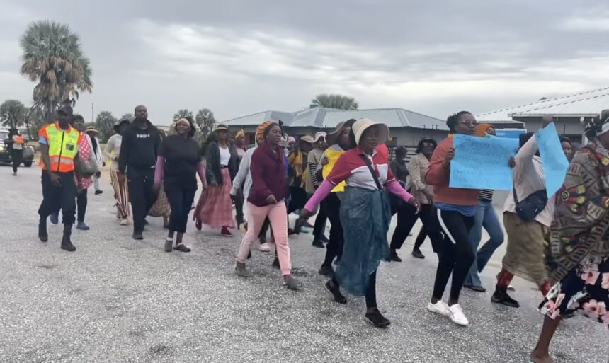 Vendors protest illegal Angolan competitors