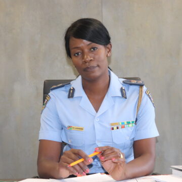 Suspects Six suspects rob shop by impersonating police officers