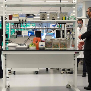 US-POLITICS-TRUMP Trump bets on COVID-19 vaccine for political shot in arm