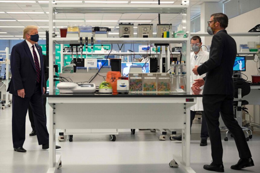 US-POLITICS-TRUMP Trump bets on COVID-19 vaccine for political shot in arm