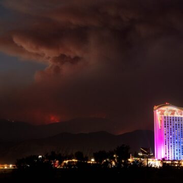 Firefighters struggle to contain blaze in southern California