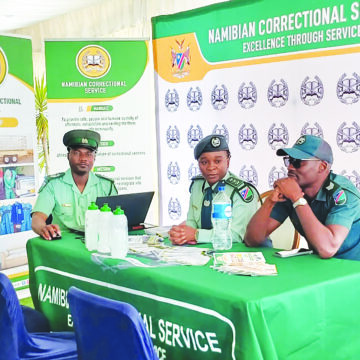 Ouministeli woikwameni otau ka kuta ovanhu 400