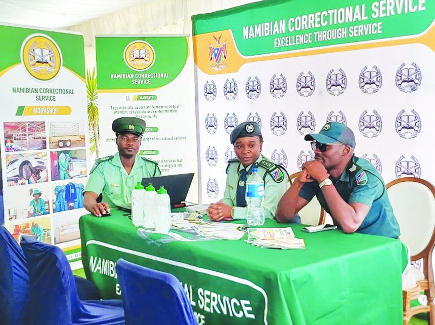 Ouministeli woikwameni otau ka kuta ovanhu 400