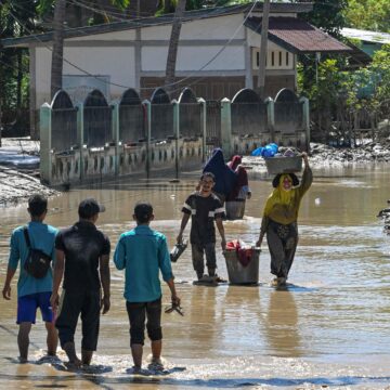 INDONESIA-FLOOD Asia floods death toll tops 1 100 as troops aid survivors