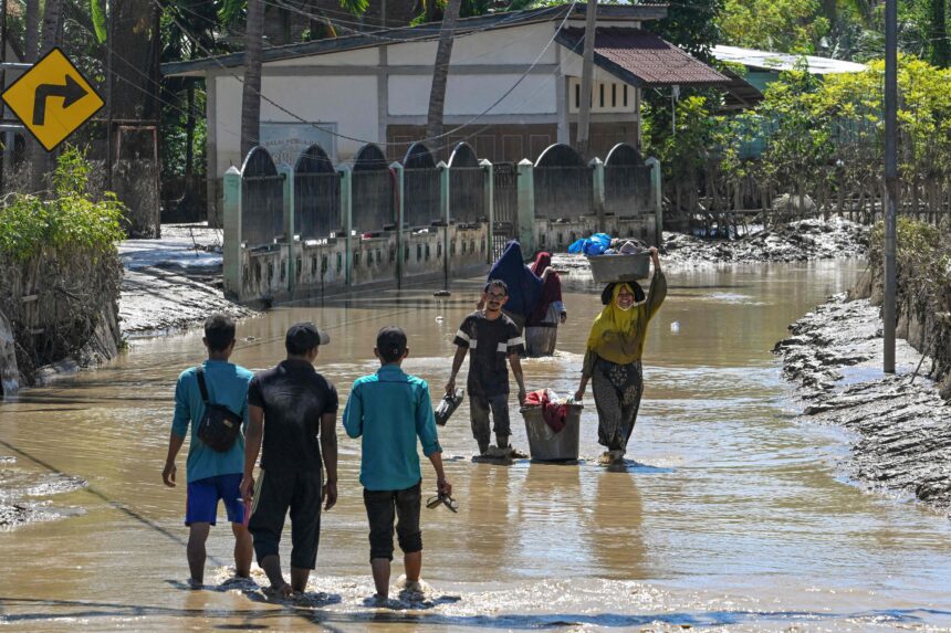 Asia floods death toll tops 1 100 as troops aid survivors