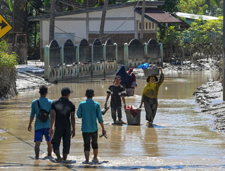 Asia floods death toll tops 1 100 as troops aid survivors
